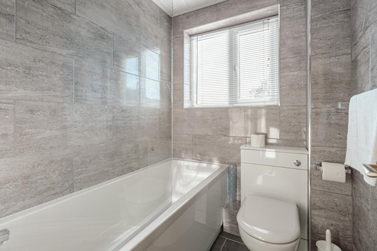 Luxury 2 Bed Room Lake View Apt Bowness Parking Ngoại thất bức ảnh